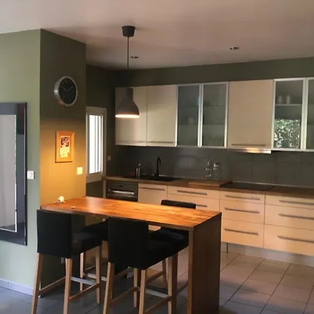 Дом отдыха Spacious House With Swimming Pool