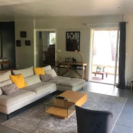 Spacious House With Swimming Pool Дом отдыха
