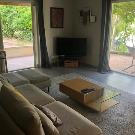 Дом отдыха Spacious House With Swimming Pool
