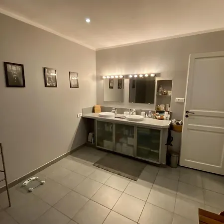 Дом отдыха Spacious House With Swimming Pool *