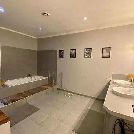 Spacious House With Swimming Pool Дом отдыха Монпелье