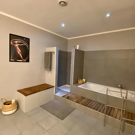 Дом отдыха Spacious House With Swimming Pool *